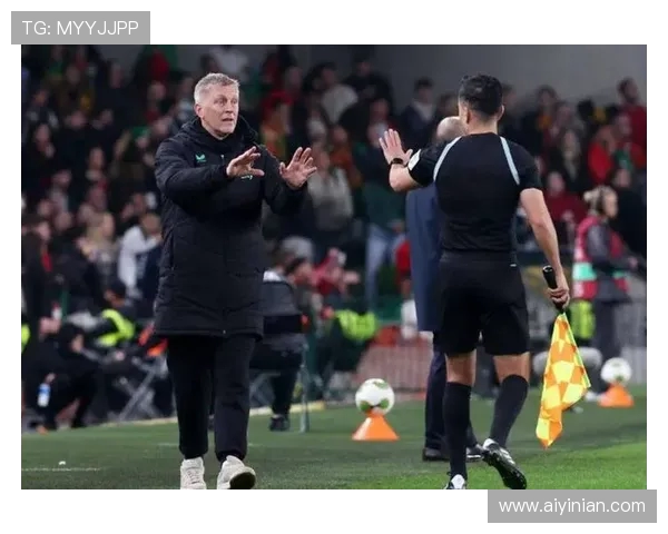 离谱!C罗离场时指着对手主帅骂:都怪你施压裁判 你们的话太多了